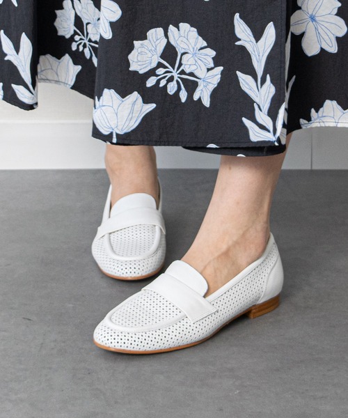 Luca Grossi(ルーカグロッシ)の「【Luca Grossi】ラウンドトウパンチングレザーローファー(L61608)(ローファー・レディース・ホワイト・39/38/37/36)」の1枚目の写真