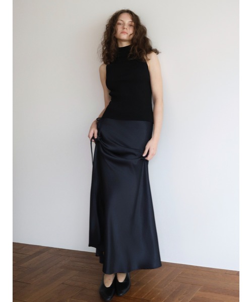 NOWNS(ナウンス)の「Valerie | Satin drawstring skirt(スカート・レディース・ブラック/ネイビー・FREE)」の4枚目の写真