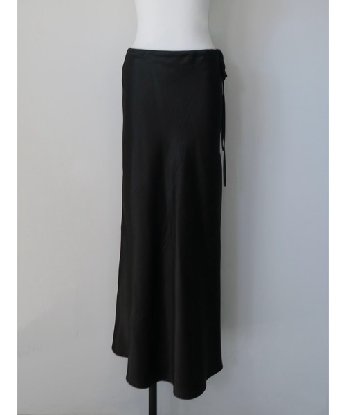 NOWNS(ナウンス)の「Valerie | Satin drawstring skirt(スカート・レディース・ブラック/ネイビー・FREE)」の8枚目の写真