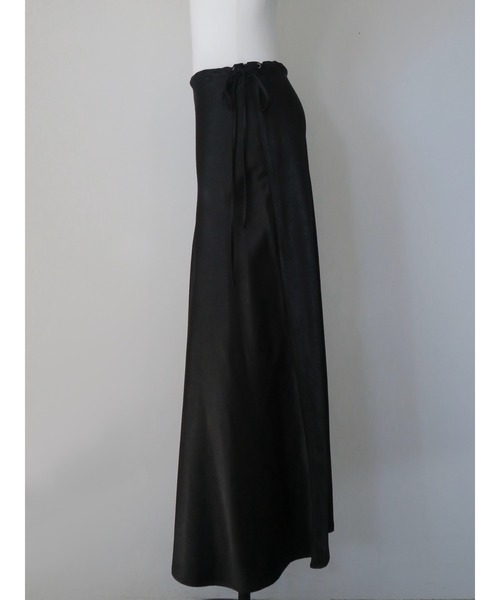 NOWNS(ナウンス)の「Valerie | Satin drawstring skirt(スカート・レディース・ブラック/ネイビー・FREE)」の9枚目の写真