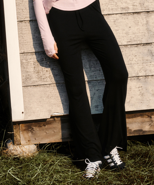 ERER(エルエル)の「Bootcut Sweat Pants Black(スウェットパンツ・レディース・ブラック・F)」の2枚目の写真