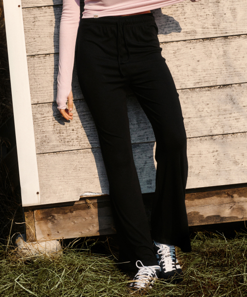 ERER(エルエル)の「Bootcut Sweat Pants Black(スウェットパンツ・レディース・ブラック・F)」の3枚目の写真