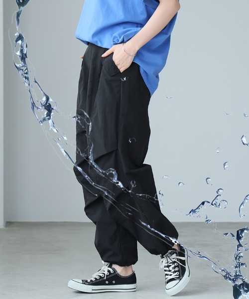 itto...(イット)の「水を弾く撥水加工【UVカット&接触冷感】機能付きパラシュートパンツ(カーゴパンツ・レディース・チャコール/ブラック/モカ・FREE)」の1枚目の写真