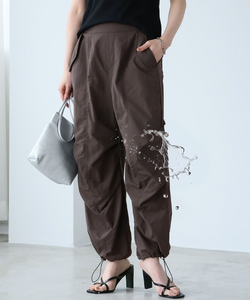 itto...(イット)の「水を弾く撥水加工【UVカット&接触冷感】機能付きパラシュートパンツ(カーゴパンツ・レディース・チャコール/ブラック/モカ・FREE)」の5枚目の写真