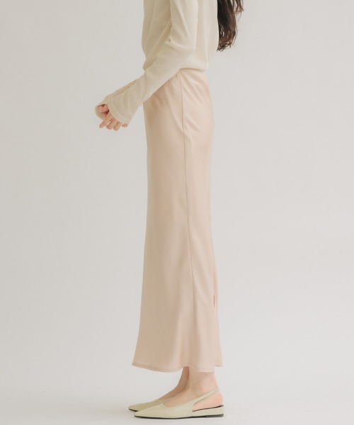 NEUNA（ヌナ）の「【ウエストゴムで楽にオシャレ！】スリムサテンナロースカート（スカート・レディース・アイボリー/ブラック/ピンクベージュ・FREE）」の12枚目の写真