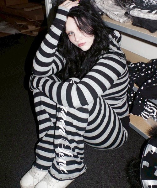 Heaven Sent(ヘブンセント)の「【HeavenSent】Eclipse Zip Up / 【ヘブンセント】バックロゴボーダージップアップパーカー(パーカー・レディース・グレー・XS/S)」の2枚目の写真