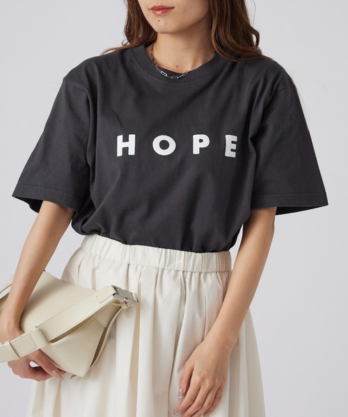 POET MEETS DUBWISE（ポエットミーツダブワイズ）の「POET MEETS DUBWISE/ポエットミーツダブワイズ HOPE T-shirt プリントデザイン プレミアムコットン クルーネックTシャツ 2026年春夏（Tシャツ/カットソー・メンズ・ホワイト/スミクロ・M/L/XL）」の2枚目の写真