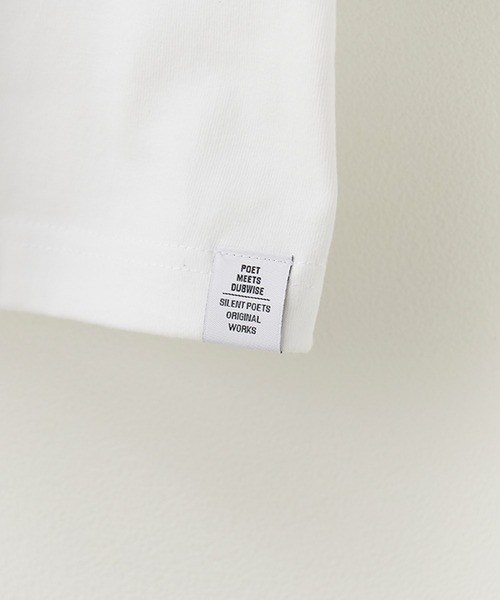 POET MEETS DUBWISE（ポエットミーツダブワイズ）の「POET MEETS DUBWISE/ポエットミーツダブワイズ HOPE T-shirt プリントデザイン プレミアムコットン クルーネックTシャツ 2026年春夏（Tシャツ/カットソー・メンズ・ホワイト/スミクロ・M/L/XL）」の3枚目の写真