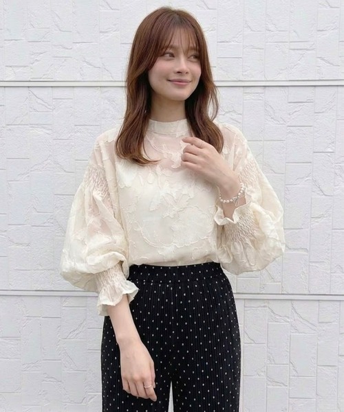 Belle Cie(ベルシー)の「2WAYふんわりボリューム袖シアーブラウス(シャツ/ブラウス・レディース・ホワイト/アイボリー/ミント/ネイビー/ブラック・FREE)」の2枚目の写真