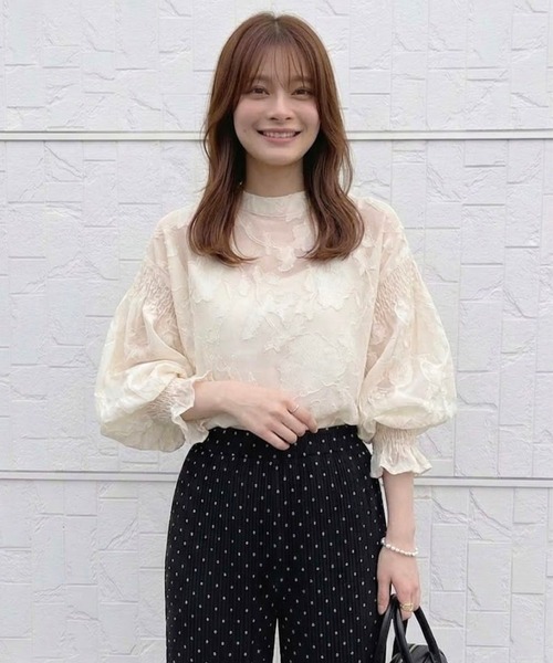 Belle Cie(ベルシー)の「2WAYふんわりボリューム袖シアーブラウス(シャツ/ブラウス・レディース・ホワイト/アイボリー/ミント/ネイビー/ブラック・FREE)」の6枚目の写真