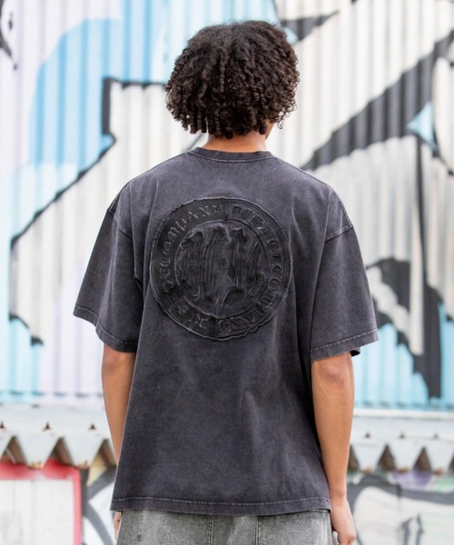 DC SHOES(ディーシーシューズ)の「DC SHOES メンズ 26 HIDDEN SS Tシャツ 【2026年春夏モデル】/バックプリント半袖Tシャツ(Tシャツ/カットソー・メンズ・ネイビー/ブラック系その他/グレイッシュベージュ・MEDIUM/LARGE/X-LARGE)」の1枚目の写真