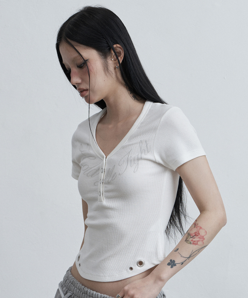 as you are(アズユーアー)の「ヘンリーヴィーエックホールドTシャツホワイト(Tシャツ/カットソー・レディース・その他・OS)」の2枚目の写真