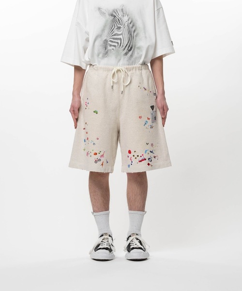 Maison MIHARA YASUHIRO(メゾンミハラヤスヒロ)の「【MIHARAYASUHIRO/ミハラヤスヒロ】Kids Sticker Printed Sweat Shorts / KIDS STICKER SHORTS(スウェットパンツ・メンズ・ブラック/ホワイト・44/46/48)」の7枚目の写真