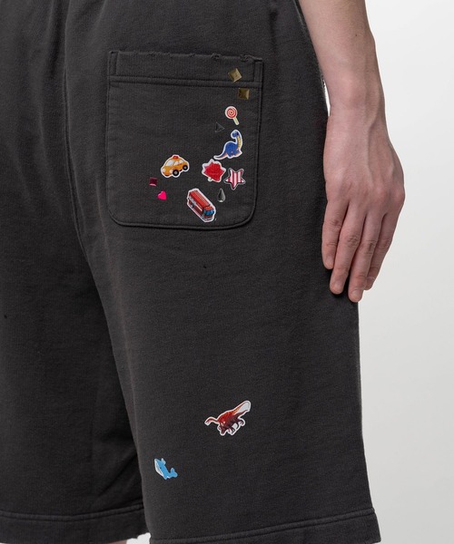 Maison MIHARA YASUHIRO(メゾンミハラヤスヒロ)の「【MIHARAYASUHIRO/ミハラヤスヒロ】Kids Sticker Printed Sweat Shorts / KIDS STICKER SHORTS(スウェットパンツ・メンズ・ブラック/ホワイト・44/46/48)」の15枚目の写真