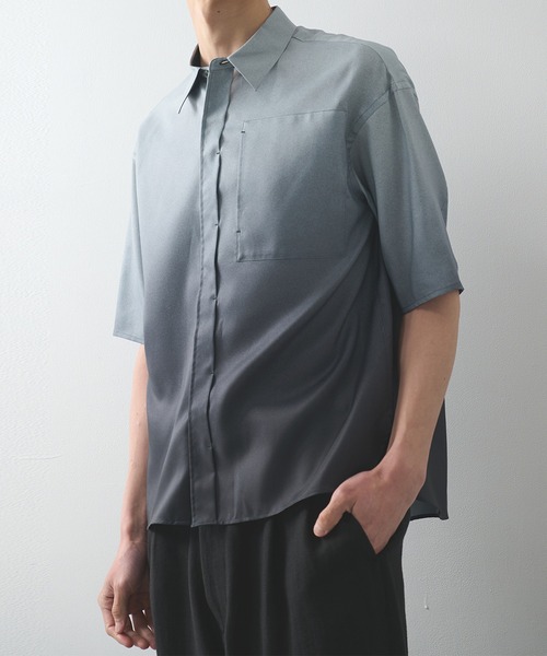STUDIOUS(ステュディオス)の「【STUDIOUS】GRADATION SHIRTS S.S(シャツ/ブラウス・メンズ・ネイビー/グレー・1)」の1枚目の写真