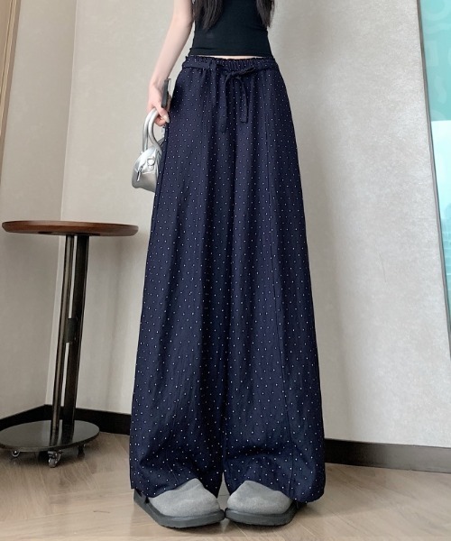AMAJI（アマジ）の「ドット柄ワイドパンツ　ウエストリボン付き（その他パンツ・レディース・ホワイト/ネイビー・X-LARGE/SMALL/MEDIUM/LARGE）」の2枚目の写真