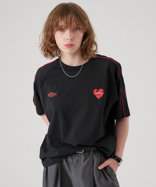 ONCILY(オンシェリー)の「【 UMBRO 】PIPING HEART LOGO T-SHIRT / パイピングハートロゴTシャツ(Tシャツ/カットソー・メンズ・オフホワイト/ブラック/ネイビー・SMALL/LARGE/MEDIUM)」の7枚目の写真