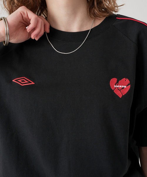 ONCILY(オンシェリー)の「【 UMBRO 】PIPING HEART LOGO T-SHIRT / パイピングハートロゴTシャツ(Tシャツ/カットソー・メンズ・オフホワイト/ブラック/ネイビー・SMALL/LARGE/MEDIUM)」の5枚目の写真