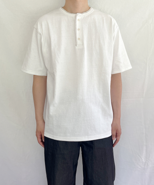 YOUNEEDGARMENTS(ユーニーズガーメンツ)の「ヘンリーネック S/S Tシャツ (ホワイト/ステッチ)(Tシャツ/カットソー・メンズ・その他・40(L)/42(XL))」の1枚目の写真
