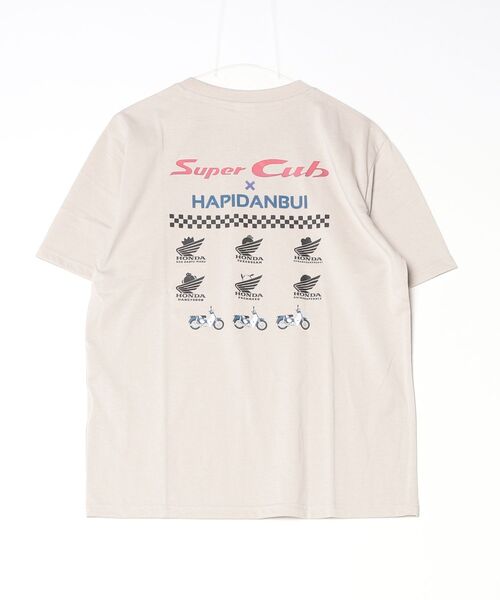 sanrio(サンリオ)の「【HONDA/ホンダ×Sanrio/サンリオ】HONDA×はぴだんぶい コラボ半袖プリントTシャツ(DRY)はぴだんぶい スーパーカブ フロント&バックプリント 半袖Tシャツ / ユニセックス(Tシャツ/カットソー・メンズ・ブラック/ダークグリーン/グレイッシュベージュ/オートミール・LARGE/MEDIUM)」の5枚目の写真