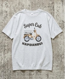 sanrio（サンリオ）の「【HONDA/ホンダ×Sanrio/サンリオ】HONDA×はぴだんぶい　コラボ半袖プリントTシャツ(ＤＲＹ）はぴだんぶい スーパーカブ フロント＆バックプリント 半袖Tシャツ / ユニセックス（Tシャツ/カットソー）」