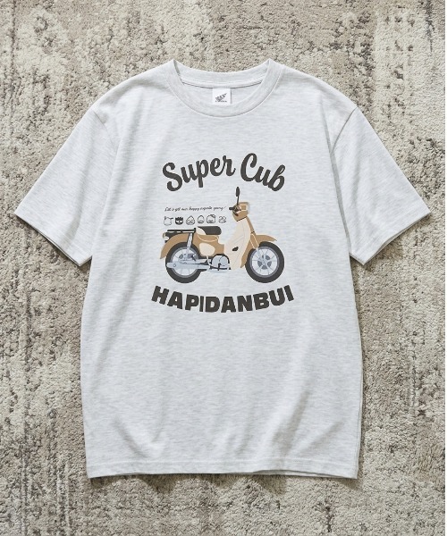 sanrio(サンリオ)の「【HONDA/ホンダ×Sanrio/サンリオ】HONDA×はぴだんぶい コラボ半袖プリントTシャツ(DRY)はぴだんぶい スーパーカブ フロント&バックプリント 半袖Tシャツ / ユニセックス(Tシャツ/カットソー・メンズ・ブラック/ダークグリーン/グレイッシュベージュ/オートミール・LARGE/MEDIUM)」の2枚目の写真