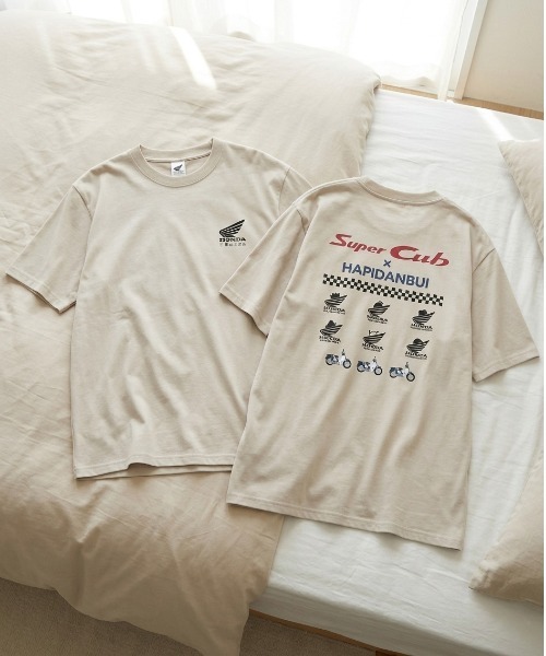 sanrio(サンリオ)の「【HONDA/ホンダ×Sanrio/サンリオ】HONDA×はぴだんぶい コラボ半袖プリントTシャツ(DRY)はぴだんぶい スーパーカブ フロント&バックプリント 半袖Tシャツ / ユニセックス(Tシャツ/カットソー・メンズ・ブラック/ダークグリーン/グレイッシュベージュ/オートミール・LARGE/MEDIUM)」の3枚目の写真