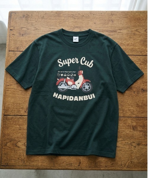 sanrio(サンリオ)の「【HONDA/ホンダ×Sanrio/サンリオ】HONDA×はぴだんぶい コラボ半袖プリントTシャツ(DRY)はぴだんぶい スーパーカブ フロント&バックプリント 半袖Tシャツ / ユニセックス(Tシャツ/カットソー・メンズ・ブラック/ダークグリーン/グレイッシュベージュ/オートミール・LARGE/MEDIUM)」の4枚目の写真