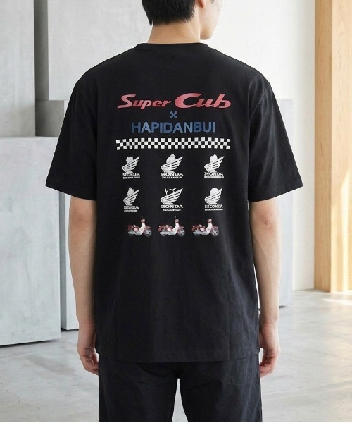 sanrio(サンリオ)の「【HONDA/ホンダ×Sanrio/サンリオ】HONDA×はぴだんぶい コラボ半袖プリントTシャツ(DRY)はぴだんぶい スーパーカブ フロント&バックプリント 半袖Tシャツ / ユニセックス(Tシャツ/カットソー・メンズ・ブラック/ダークグリーン/グレイッシュベージュ/オートミール・LARGE/MEDIUM)」の8枚目の写真