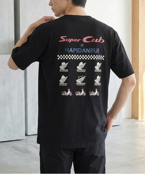 sanrio(サンリオ)の「【HONDA/ホンダ×Sanrio/サンリオ】HONDA×はぴだんぶい コラボ半袖プリントTシャツ(DRY)はぴだんぶい スーパーカブ フロント&バックプリント 半袖Tシャツ / ユニセックス(Tシャツ/カットソー・メンズ・ブラック/ダークグリーン/グレイッシュベージュ/オートミール・LARGE/MEDIUM)」の9枚目の写真