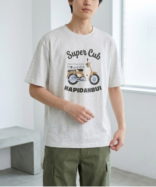 sanrio(サンリオ)の「【HONDA/ホンダ×Sanrio/サンリオ】HONDA×はぴだんぶい コラボ半袖プリントTシャツ(DRY)はぴだんぶい スーパーカブ フロント&バックプリント 半袖Tシャツ / ユニセックス(Tシャツ/カットソー・メンズ・ブラック/ダークグリーン/グレイッシュベージュ/オートミール・LARGE/MEDIUM)」の13枚目の写真