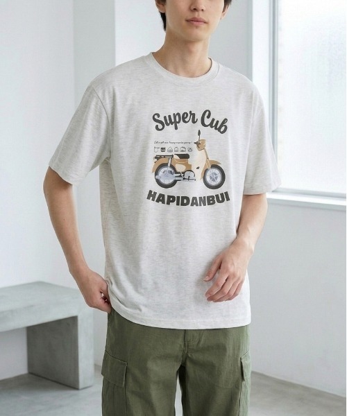 sanrio(サンリオ)の「【HONDA/ホンダ×Sanrio/サンリオ】HONDA×はぴだんぶい コラボ半袖プリントTシャツ(DRY)はぴだんぶい スーパーカブ フロント&バックプリント 半袖Tシャツ / ユニセックス(Tシャツ/カットソー・メンズ・ブラック/ダークグリーン/グレイッシュベージュ/オートミール・LARGE/MEDIUM)」の14枚目の写真