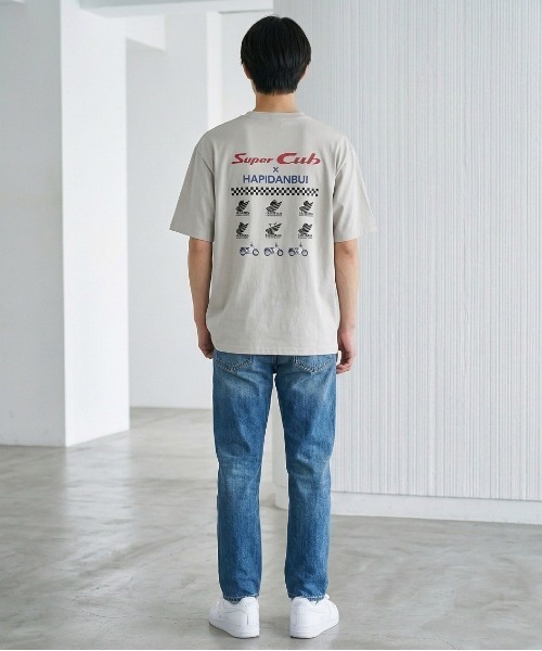 sanrio(サンリオ)の「【HONDA/ホンダ×Sanrio/サンリオ】HONDA×はぴだんぶい コラボ半袖プリントTシャツ(DRY)はぴだんぶい スーパーカブ フロント&バックプリント 半袖Tシャツ / ユニセックス(Tシャツ/カットソー・メンズ・ブラック/ダークグリーン/グレイッシュベージュ/オートミール・LARGE/MEDIUM)」の17枚目の写真