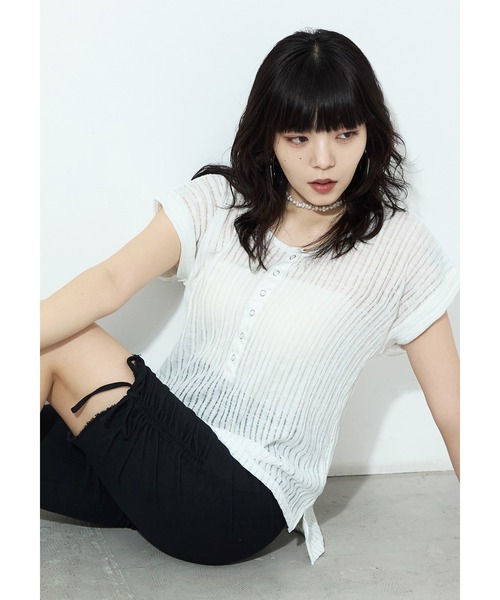 Fashion Letter(ファッションレター)の「針抜きシアーリブ ヘンリーネックカットソー(Tシャツ/カットソー・レディース・オフホワイト/ブラック/チャコール/モカ・M)」の2枚目の写真