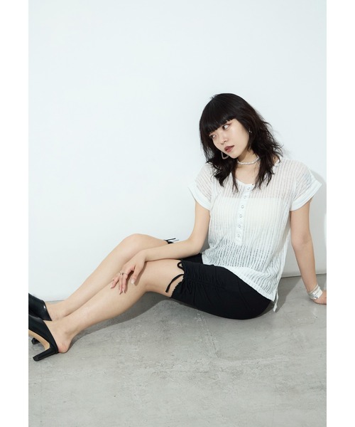 Fashion Letter(ファッションレター)の「針抜きシアーリブ ヘンリーネックカットソー(Tシャツ/カットソー・レディース・オフホワイト/ブラック/チャコール/モカ・M)」の5枚目の写真