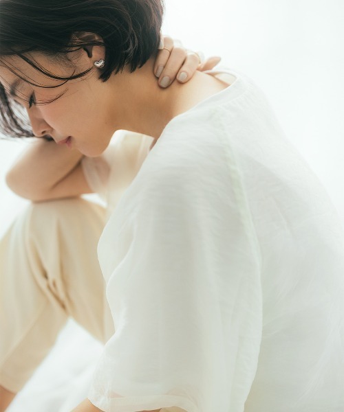 IEDIT(イディット)の「IEDIT 吸汗速乾カットソードッキングのソフトオーガンジーシアーレイヤードトップス(Tシャツ/カットソー・レディース・オフホワイト/ブラック・L/LL/3L/S/M)」の4枚目の写真