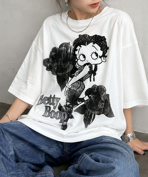 GLAMOROUS JANE(グラマラスジェーン)の「BETTY BOOPモノトーンフラワープリントTシャツ(Tシャツ/カットソー・レディース・モスグリーン/ブラック/オフホワイト・FREE)」の2枚目の写真