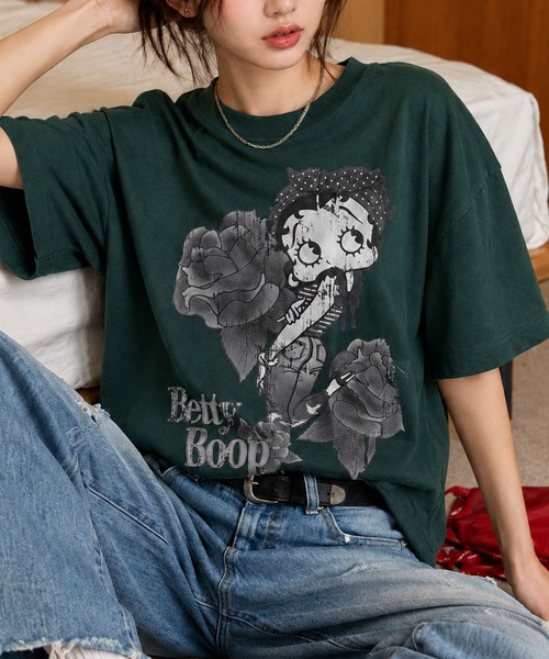 GLAMOROUS JANE(グラマラスジェーン)の「BETTY BOOPモノトーンフラワープリントTシャツ(Tシャツ/カットソー・レディース・モスグリーン/ブラック/オフホワイト・FREE)」の3枚目の写真