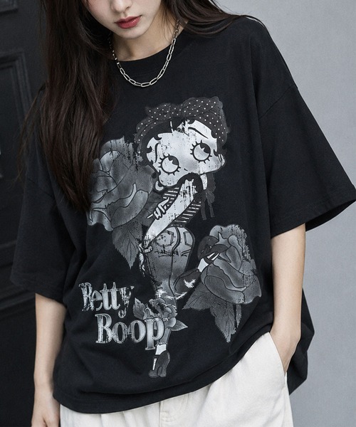 GLAMOROUS JANE(グラマラスジェーン)の「BETTY BOOPモノトーンフラワープリントTシャツ(Tシャツ/カットソー・レディース・モスグリーン/ブラック/オフホワイト・FREE)」の1枚目の写真