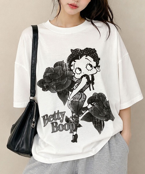 GLAMOROUS JANE(グラマラスジェーン)の「BETTY BOOPモノトーンフラワープリントTシャツ(Tシャツ/カットソー・レディース・モスグリーン/ブラック/オフホワイト・FREE)」の4枚目の写真