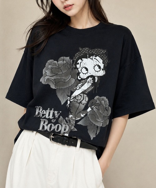 GLAMOROUS JANE(グラマラスジェーン)の「BETTY BOOPモノトーンフラワープリントTシャツ(Tシャツ/カットソー・レディース・モスグリーン/ブラック/オフホワイト・FREE)」の5枚目の写真