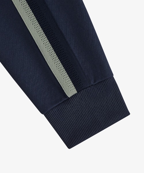 FRED PERRY(フレッドペリー)の「Two Tone Mesh Tape Track Jacket/ツートーンメッシュテープトラックジャケット(ジャージ・メンズ・ネイビー・S/M/L)」の5枚目の写真