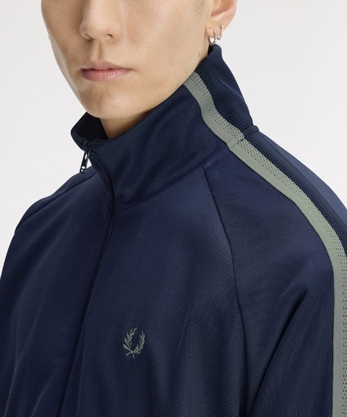 FRED PERRY(フレッドペリー)の「Two Tone Mesh Tape Track Jacket/ツートーンメッシュテープトラックジャケット(ジャージ・メンズ・ネイビー・S/M/L)」の11枚目の写真