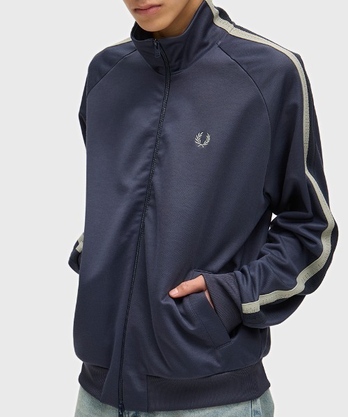 FRED PERRY(フレッドペリー)の「Two Tone Mesh Tape Track Jacket/ツートーンメッシュテープトラックジャケット(ジャージ・メンズ・ネイビー・S/M/L)」の2枚目の写真