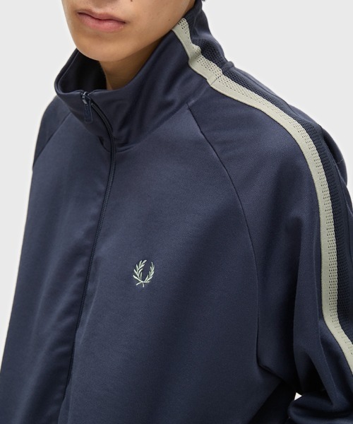 FRED PERRY(フレッドペリー)の「Two Tone Mesh Tape Track Jacket/ツートーンメッシュテープトラックジャケット(ジャージ・メンズ・ネイビー・S/M/L)」の12枚目の写真