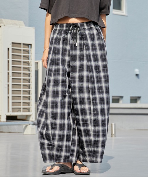 Chick(チック)の「Wide Check Easy Balloon Pants / ワイド チェック イージーバルーンパンツ レディース カジュアル 韓国 2026年 夏 夏服(その他パンツ・レディース・ブラック/ベージュ・FREE)」の1枚目の写真