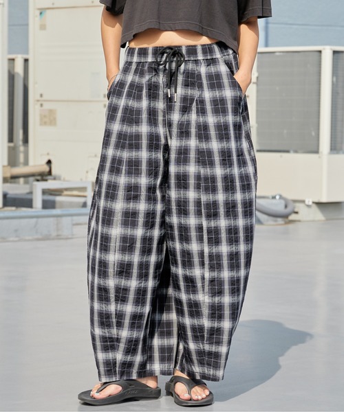 Chick(チック)の「Wide Check Easy Balloon Pants / ワイド チェック イージーバルーンパンツ レディース カジュアル 韓国 2026年 夏 夏服(その他パンツ・レディース・ブラック/ベージュ・FREE)」の5枚目の写真