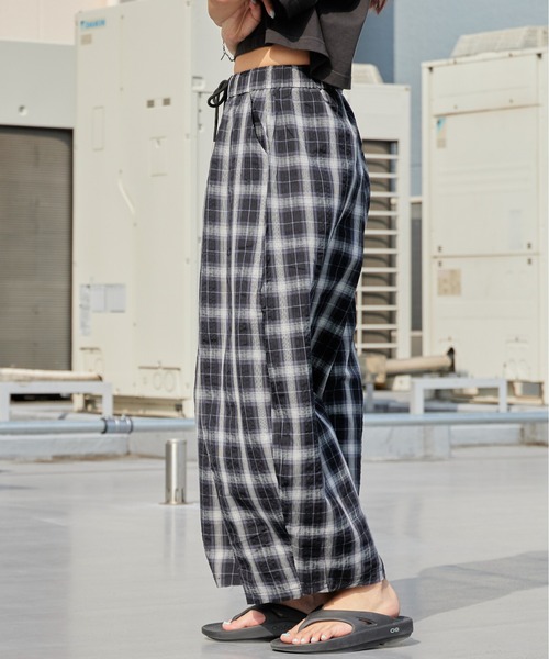 Chick(チック)の「Wide Check Easy Balloon Pants / ワイド チェック イージーバルーンパンツ レディース カジュアル 韓国 2026年 夏 夏服(その他パンツ・レディース・ブラック/ベージュ・FREE)」の6枚目の写真