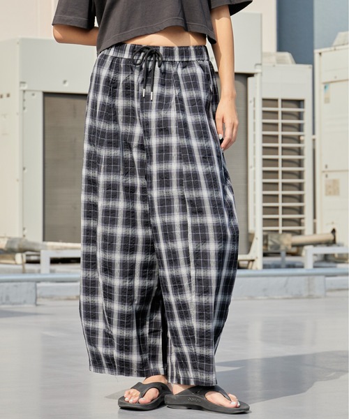 Chick(チック)の「Wide Check Easy Balloon Pants / ワイド チェック イージーバルーンパンツ レディース カジュアル 韓国 2026年 夏 夏服(その他パンツ・レディース・ブラック/ベージュ・FREE)」の7枚目の写真