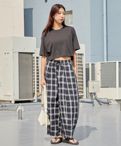 Chick(チック)の「Wide Check Easy Balloon Pants / ワイド チェック イージーバルーンパンツ レディース カジュアル 韓国 2026年 夏 夏服(その他パンツ・レディース・ブラック/ベージュ・FREE)」の8枚目の写真